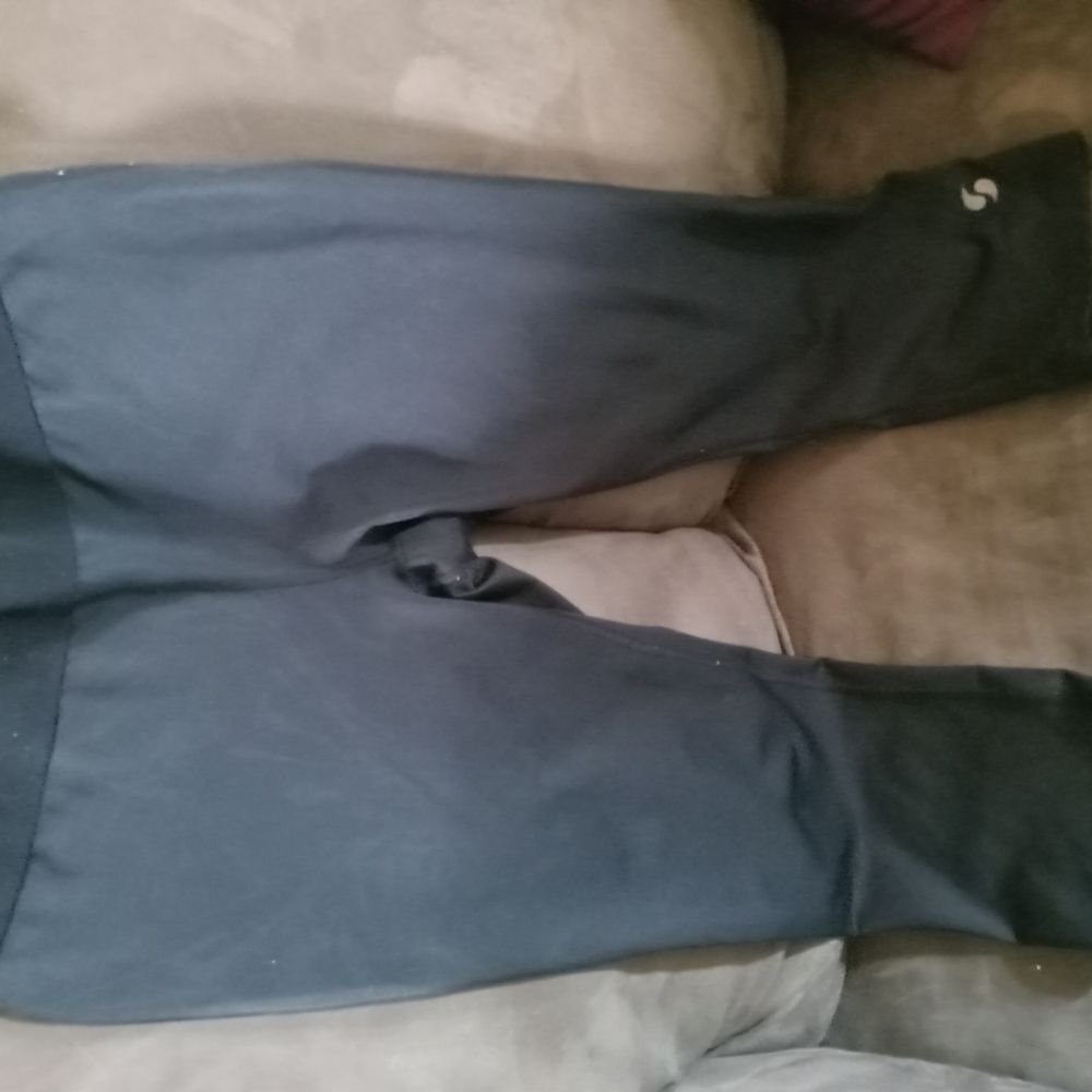 SOFFE Black Athletic 3/4 Leggings